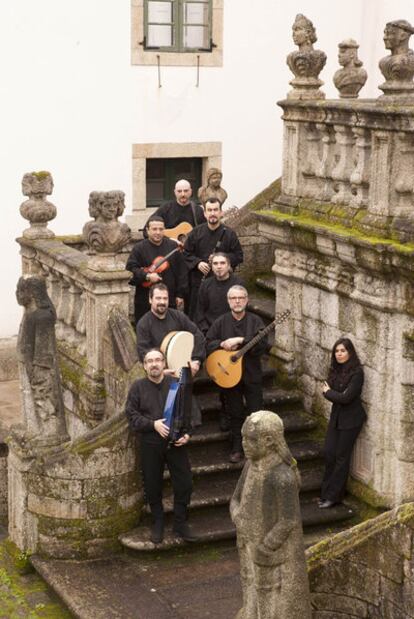 El grupo Luar na Lubre en la escalera del Pazo de Mariñán.