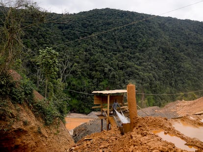 Una operación minera en la orilla del Río Cosata, en Santa Rosa, Bolivia el 17 de junio 2023.