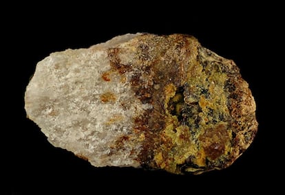 La cobaltarthurita está clasificada como un mineral raro de categoría dos. Está formada por cobalto y acoplada con un elemento arsénico desconocido. Solo se ha encontrado en cuatro localidades y toda la cobaltarthurita que existe en el mundo cabría en un dedal. El gran valor de estos minerales para la humanidad es que en ellos residen pruebas claves sobre las condiciones y los elementos que había bajo la superficie cuando ellos se crearon, así como datos sobre las turbulencias biológicas del pasado. De hecho, los minerales ‘raros’ representan la verdadera distinción de la Tierra con respecto a otros planetas, según los autores del estudio “Naturaleza y significado de la singularidad en la mineralogía”.