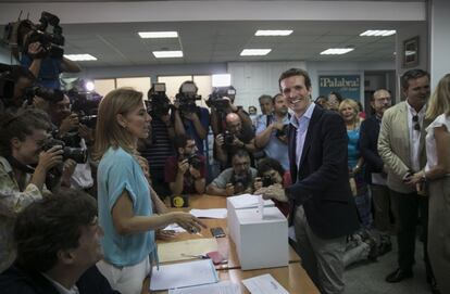 Pablo Casado vota en la sede del barrio Salamanca.