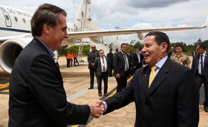 Bolsonaro e seu vice, Hamilton Mourão, em Brasília, no dia 13 de fevereiro