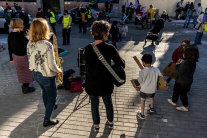 Concierto de Tereshkova swing durante la protesta de las familias del colegio Asunción Rincón, en Madrid. 