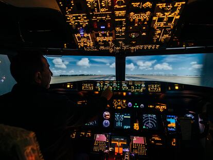 El responsable del centro de simulación aérea de la Universidad de León, Alfredo Labarta, muestra un simulador de vuelo donde se formó el joven astronauta Pablo Álvarez.