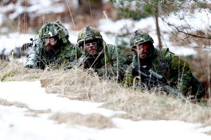Tres soldados del ejército canadiense participan en los ejercicios de la OTAN en Adazi (Letonia).