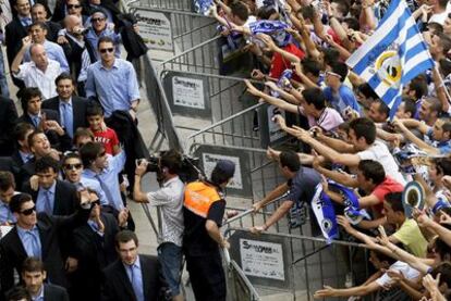 Los jugadores del Hércules saludan a la afición alicantina en uno de los actos por la consecución del ascenso a la Primera División.