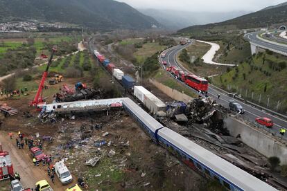 Sindicatos ferroviarios y trabajadores del sector han señalado la falta de medios como posible razón del accidente. En la imagen, vista aérea del lugar del choque entre el tren de pasajeros y el convoy de mercancías.