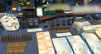 Parte de las máscaras, balas y dinero en efectivo incautado por la Policía.