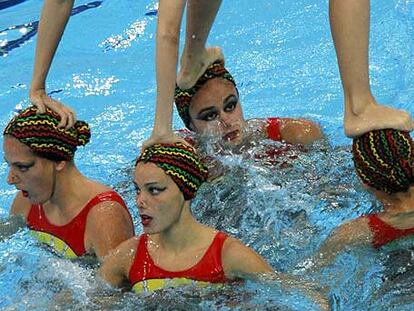 Las nadadoras españolas, durante el ejercicio libre de la final de ayer.