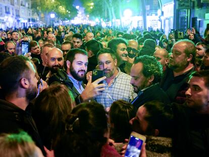 Santiago Abascal, el 15 de noviembre, en la protesta en Ferraz frente a la sede del PSOE durante el primer día del debate de investidura de Pedro Sánchez.