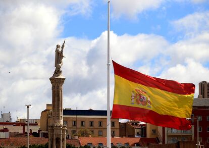 La bandera de Espa?a de la Plaza de Coln de Madrid ondea a media asta como se?al de luto por las vctimas del siniestro.