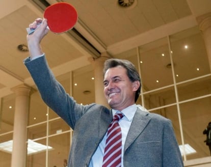 Artur Mas, líder de CiU, juega una partida de ping pong durante un almuezo que la formación política ha celebrado hoy en el INEF de Barcelona.