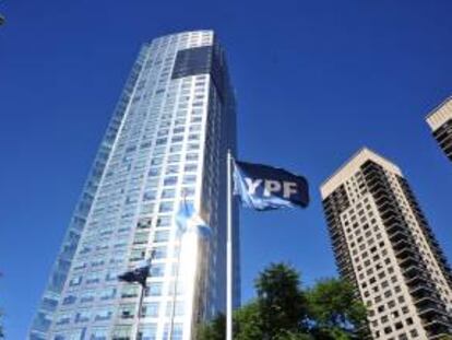Vista del edificio de la petrolera YPF en Buenos Aires. EFE/Archivo