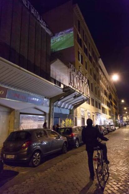 Proyección de un partido de la Roma en el techo del cerrado Cinema America.