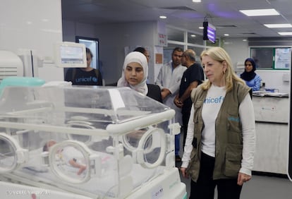 Russell während eines Besuchs im Al Nasser-Krankenhaus in Khan Yunis im südlichen Gazastreifen im November 2023.