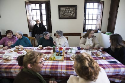 Participantes en el proyecto para combatir la soledad desayunan en el comedor del convento de San Francisco de Betanzos (A Coru&ntilde;a).