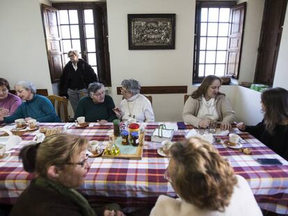 Participantes en el proyecto para combatir la soledad desayunan en el comedor del convento de San Francisco de Betanzos (A Coru&ntilde;a).