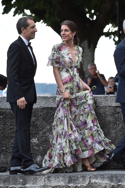 El vestido de invitada perfecto. Para la boda de su hermano Pierre Casiraghi con Beatrice Borromeo en Isola Grande (Italia), en 2015, con un vestido largo, floral y decorado con volantes en las mangas y en la falda, de Gucci.