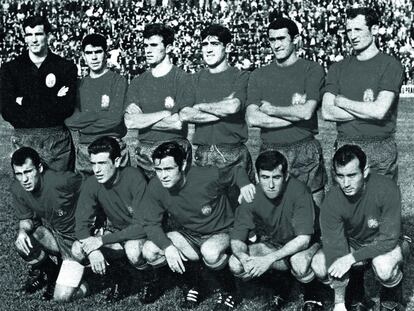 La selecci&oacute;n espa&ntilde;ola posa antes de enfrentarse a Checoslovaquia en 1967.