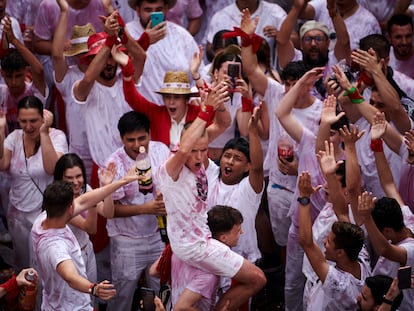 Miles de personas celebran el Chupinazo de San Fermín.