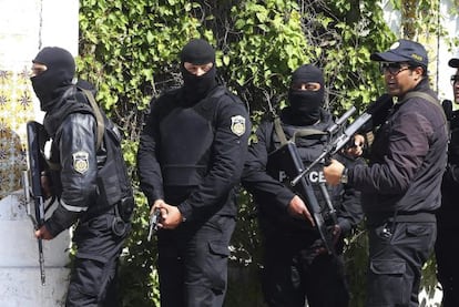 Miembros de las fuerzas de Seguridad tunecinas junto al museo del Barbo en Túnez.