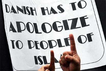 Un cartel en el que se lee "Los daneses deben disculparse ante los musulmanes", en una protesta en Yakarta.