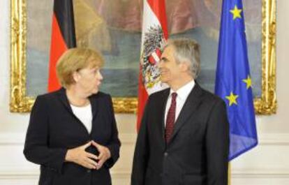 La canciller alemana, Angela Merkel (i), y su homólogo austriaco, Werner Faymann, reunidos en Viena hoy.