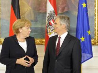 La canciller alemana, Angela Merkel (i), y su homólogo austriaco, Werner Faymann, reunidos en Viena hoy.
