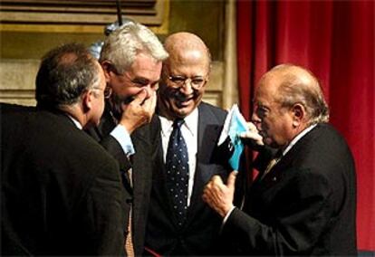 Jordi Pujol, en una charla ayer con Joan Rigol (CiU), Pasqual Maragall (PSC) y Josep Lluis Carod (ERC).