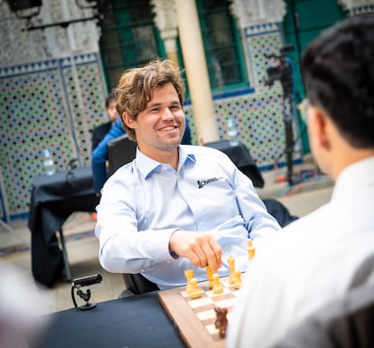 Magnus Carlsen habla con Viswanathan Anand minutos antes de su partida de este sábado en Casablanca