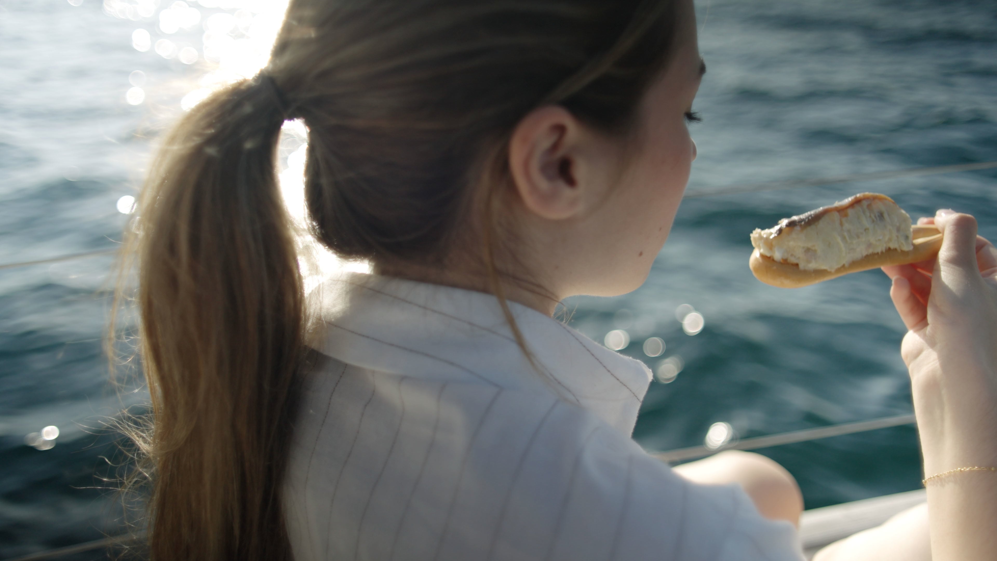 Una rosquilla crujiente y alargada de pan, ensaladilla rusa y una anchoa... con esos tres elementos se hace una de las tapas más especiales de Murcia: la marinera.