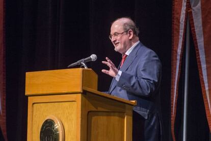 Salman Rushdie, durante su conferencia sobre García Márquez.