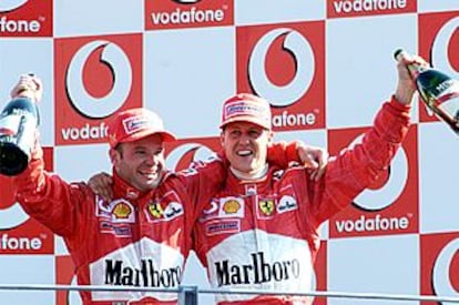 Los corredores de Ferrari Rubens Barrichello de Brasil y Michael Schumacher de Alemania celebran su victoria.