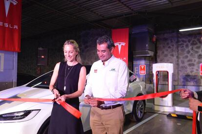 Momento en que se inaugura el cargador rápido de Tesla en Cuernavaca.