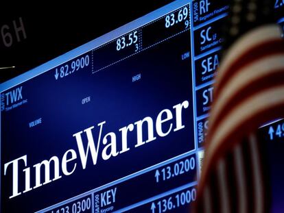 Logotipo de Time Warner en las pantallas del New York Stock Exchange.