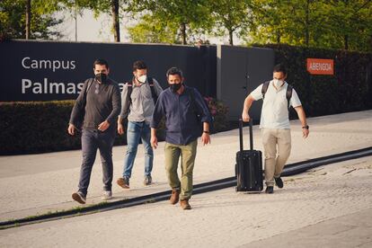 Agentes de la Guardia Civil, a su salida de la sede de Abengoa en Sevilla, tras el primer día de registro.