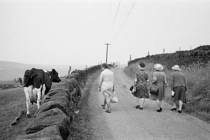 La congregacin de camino a la ceremonia del Aniversario de la capilla metodista de Crimsworth Dean. De 'Los inconformistas' (La Fbrica), fotografas de Martin Parr.