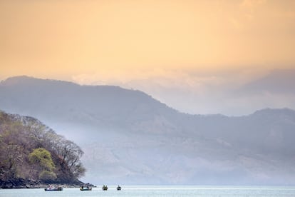 Barcos pesqueros con el volcán de Conchagua y el cerro Cacahuatique como telón de fondo, en El Salvador.