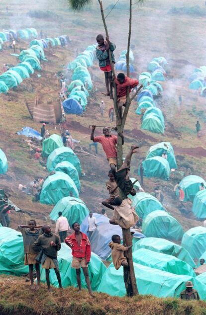 Imagen de la fotogalería de El País publicada sobre el genocidio. En ella se cuenta cómo en cuanto corrió la voz de que Habyarimana había muerto, los hutus comenzaron a matar a tutsis y miembros moderados de su propia etnia: hombres, mujeres, niños y ancianos fueron masacrados a tiros y machetazos. En la foto refugiados tutsis juegan en el campamento de Niashishi en Ruanda, 7 de abril de 1994. Pascal Guyot / AFP