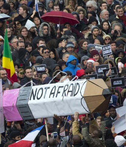 Milhares de pessoas se aglomeram nas ruas de Paris.