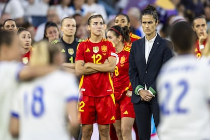 La seleccionadora española, Montse Tomé , junto a las jugadoras de la selección al termino del partido.