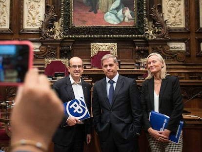 Javier Mulleras, Alberto Fernández Díaz y Àngels Esteller, en el salón de plenos del Ayuntamiento