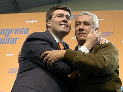 El reelegido presidente del PP de Jaén, Fernández Moya (izquierda), abraza a Javier Arenas.