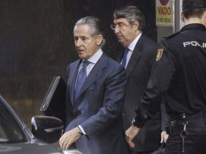 L'expresident de Caja Madrid Miguel Blesa sortint de l'Audiència Nacional.
