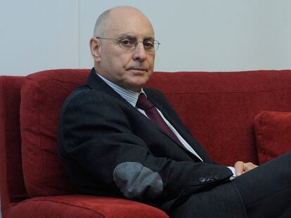 Rodolfo Ares, en su despacho del Parlamento vasco, en diciembre de 2013.
