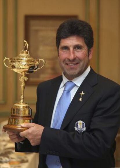 José María Olazábal posa con la Ryder Cup