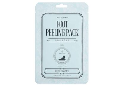 A prueba de sandalias.
La locura por la cosmética coreana también llega a los pies. Los patucos desechables Foot Peeling Pack, de Kocostar, proponen una sencilla pedicura en casa: basta con llevarlos durante 90 minutos para que sus ácidos (glicólico, láctico…) realicen una suave exfoliación sin necesidad de frotar.