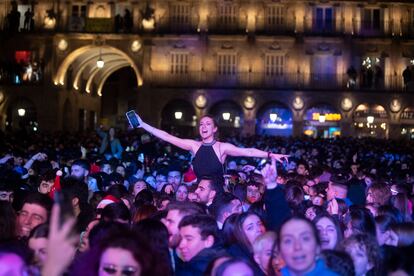 Una chica subida a hombros, en la fiesta de Nochevieja.