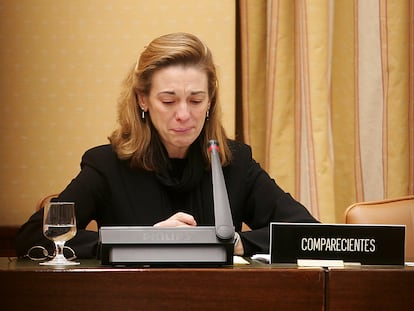 La portavoz de la Asociación de las Víctimas del 11-M, Pilar Manjón, comparece ante la comisión que investiga los atentados, en febrero de 2004.