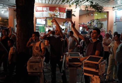 Com colchões no chão, pacientes foram atendidos nas ruas próximas.