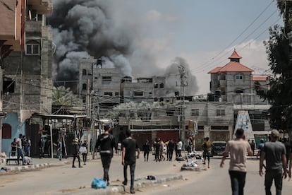 Una columna de humo se eleva desde el este de Rafah tras los últimos ataques israelíes este martes.